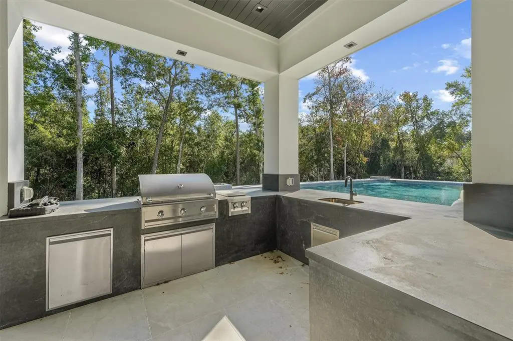 It comes with a complete outdoor kitchen for pleasant evenings by the pool.