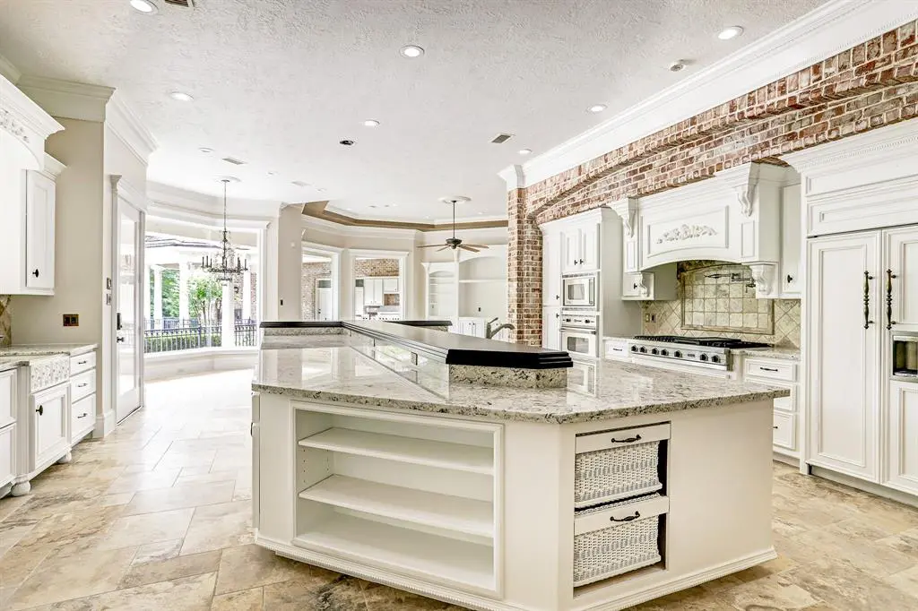 126 S Tranquil Path has a spacious, classic kitchen in the heart of the home. 