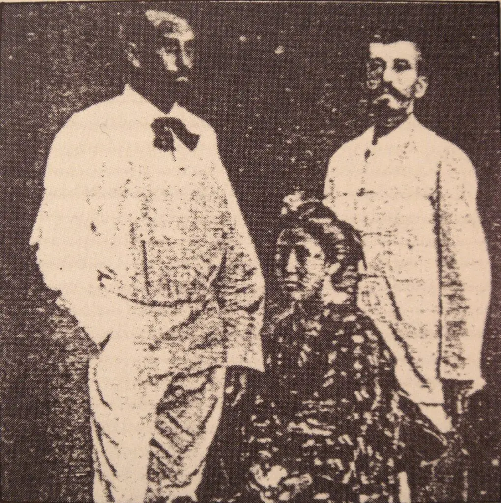 Madame Chrysanthemum with author Pierre Loti on the right and French sailor Pierre Le Cor on the left, 1885 (Courtesy Wikimedia Commons) 