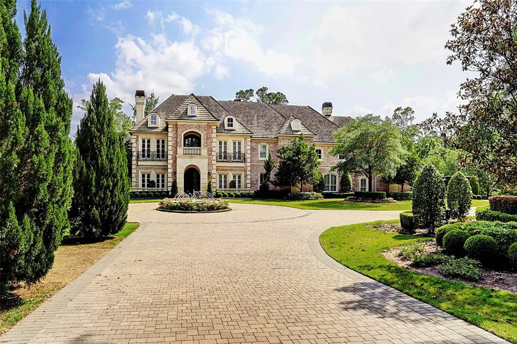 A peaceful estate with plenty of potential, 126 S Tranquil Path is a must-see estate. 