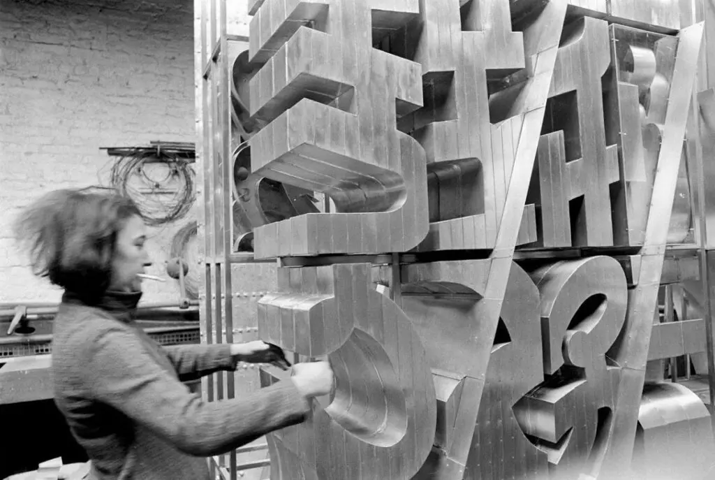 Pioneering Greek artist Chryssa works in her studio. (Courtesy The Menil Collection)
