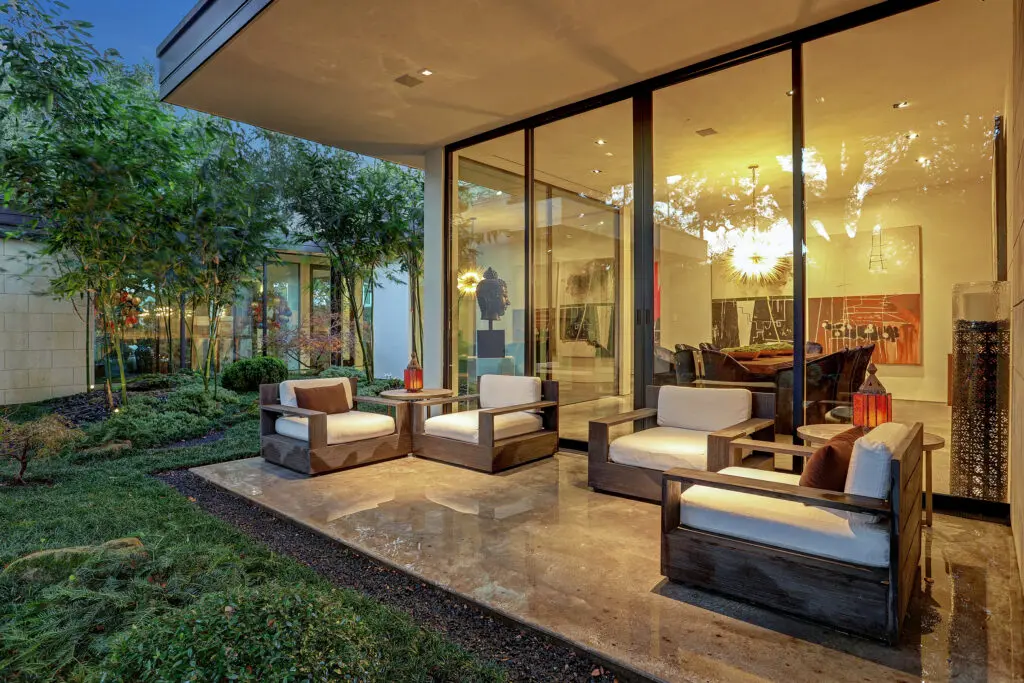 The private oasis, designed by Dahlstrand Architecture, evokes a feeling of being in a glass treehouse.