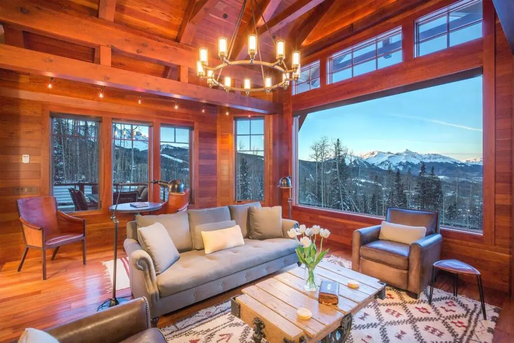 Whether you’re looking to be the first one to hit the trails covered in fresh snow or purely enjoy the après-ski life, the Rocky Mountains of Telluride, Colorado are calling your name.