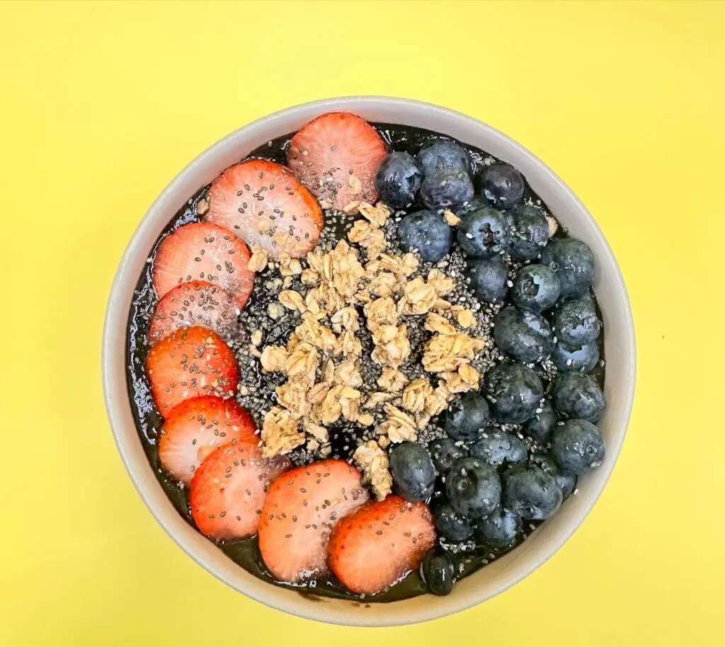 Fide's serves fresh smoothies and acai bowls alongside Cafecito's fresh coffee and tacos.