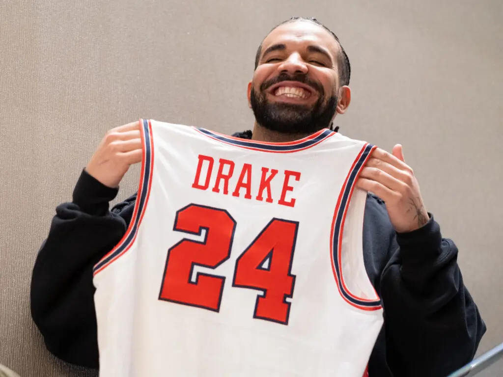 Drake enjoyed getting his own custom UH jersey from point guard Jamal Shead and Tilman Fertitta. (Photo by F. Carter Smith)