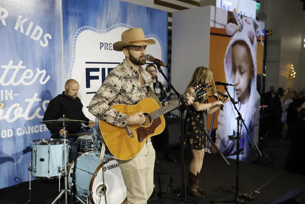Max Finn performs at at the Sky High for Kids 'Better in Boots' gala at The Revaire (Photo by Quy Tran Photography)