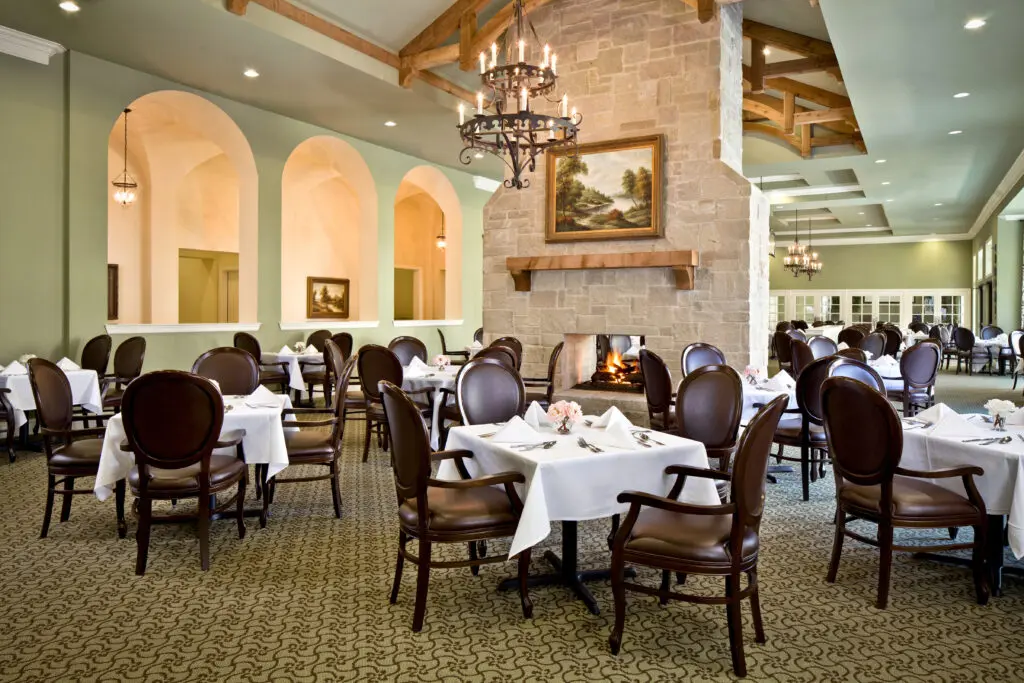 From the elegant dining rooms to the bistro and coffee bar, there are many ideal settings to meet up with friends for meals, celebrations, relaxing cocktails, or a glass of wine. 