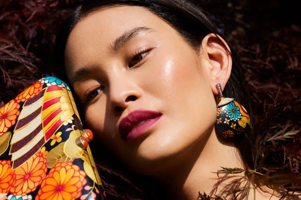 Marquetry earrings with diamonds and clutch with carnelian clasp.