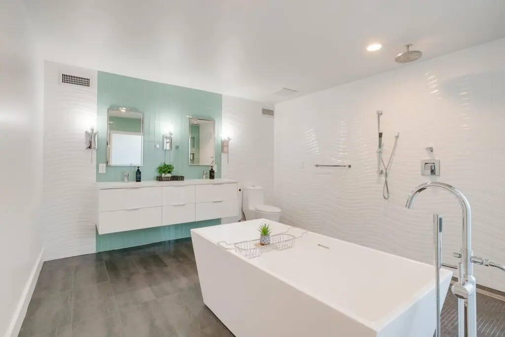 The mod wet area in the primary bath.
