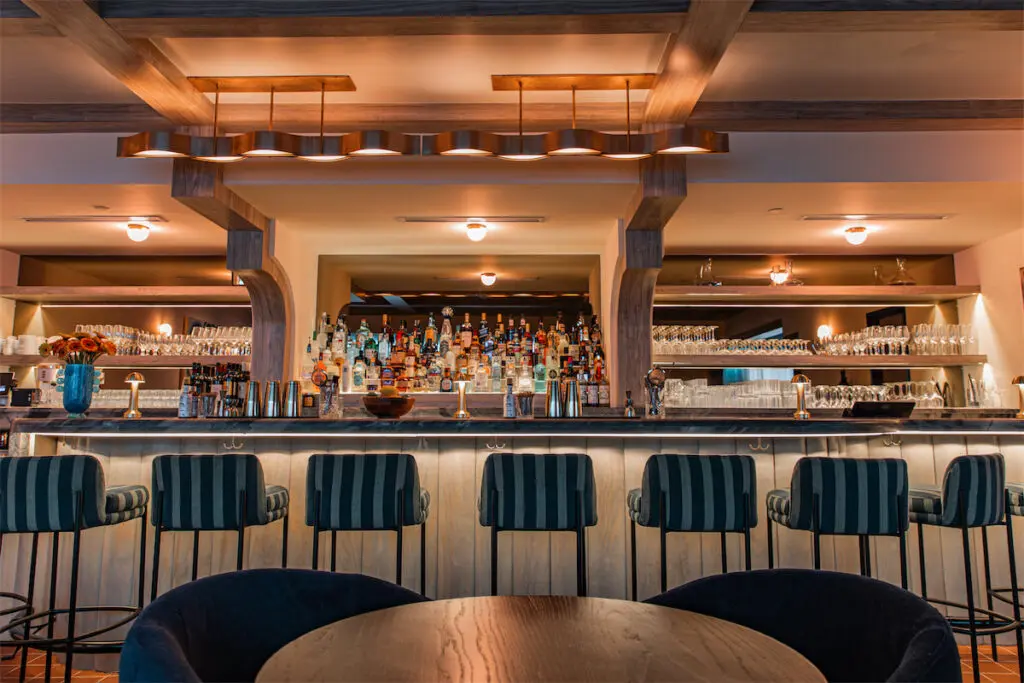 At Nikki Greek, guests can have pre-dinner drinks at the bar. (Photo by Samantha Marie Photography)