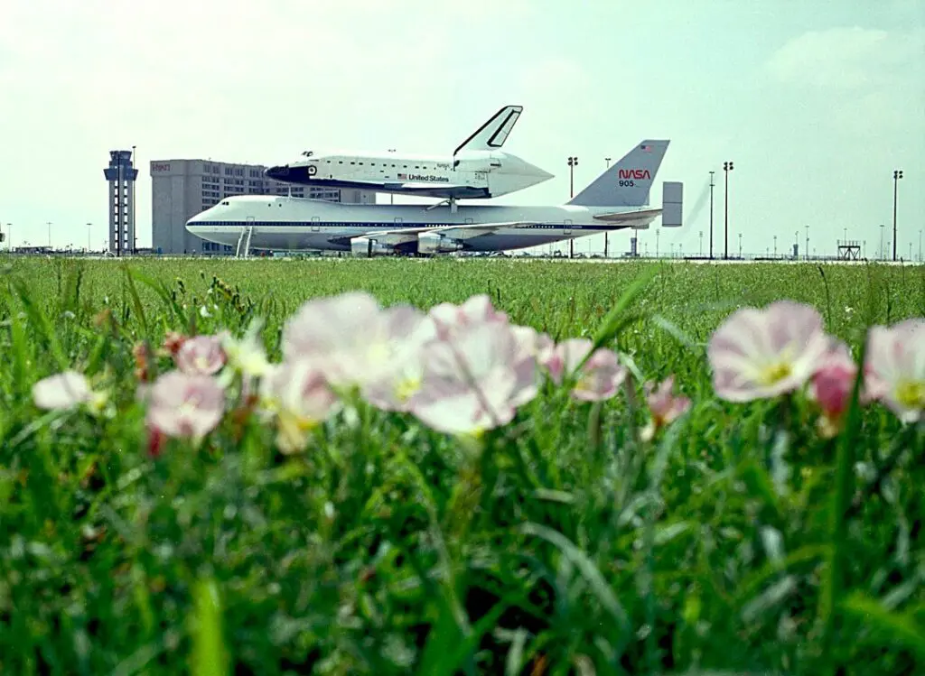 Space Shuttle Atlantis hopped a ride back to NASA with a stop at DFW in 1989. (Courtesy DFW Airport)