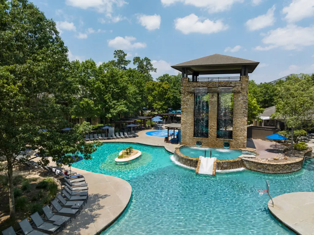 The Woodlands Resort has a year-round waterpark with a lagoon pool, splash pad, 1,005-foot lazy river, and dual, 30-foot waterslides.