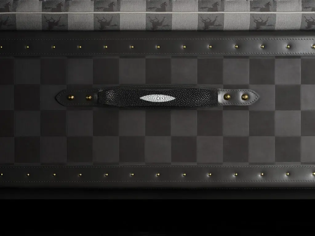 The hand-applied leather and brass detailing on Hästens Grand Vividus bed is done by the finest craftsmen. 