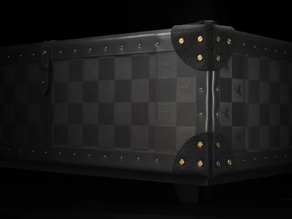The hand-applied leather and brass detailing on Hästens Grand Vividus bed is done by the finest craftsmen. 