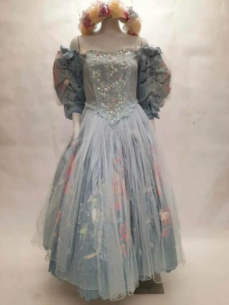 John Chapple and Louise Hamlin-Wright's handprinted dupion gown with matching headpiece, Fall 1984 (Photo by Martha Faulhaber)