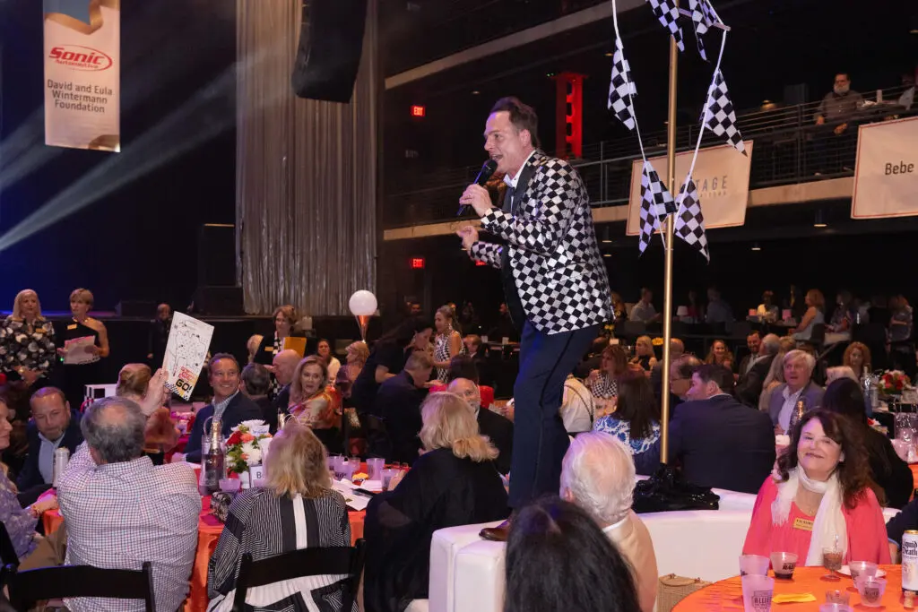 John Falik bids at auctioneer Johnny Bravo at the VICTORY Rally Ball (Photo by Wilson Parish)