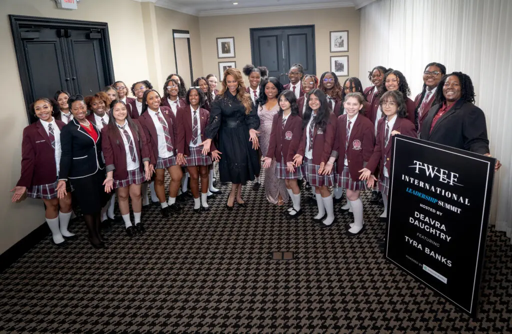 Tyra Banks, Deavra Daughtry with students at the 20th annual International Women's Leadership Summit.