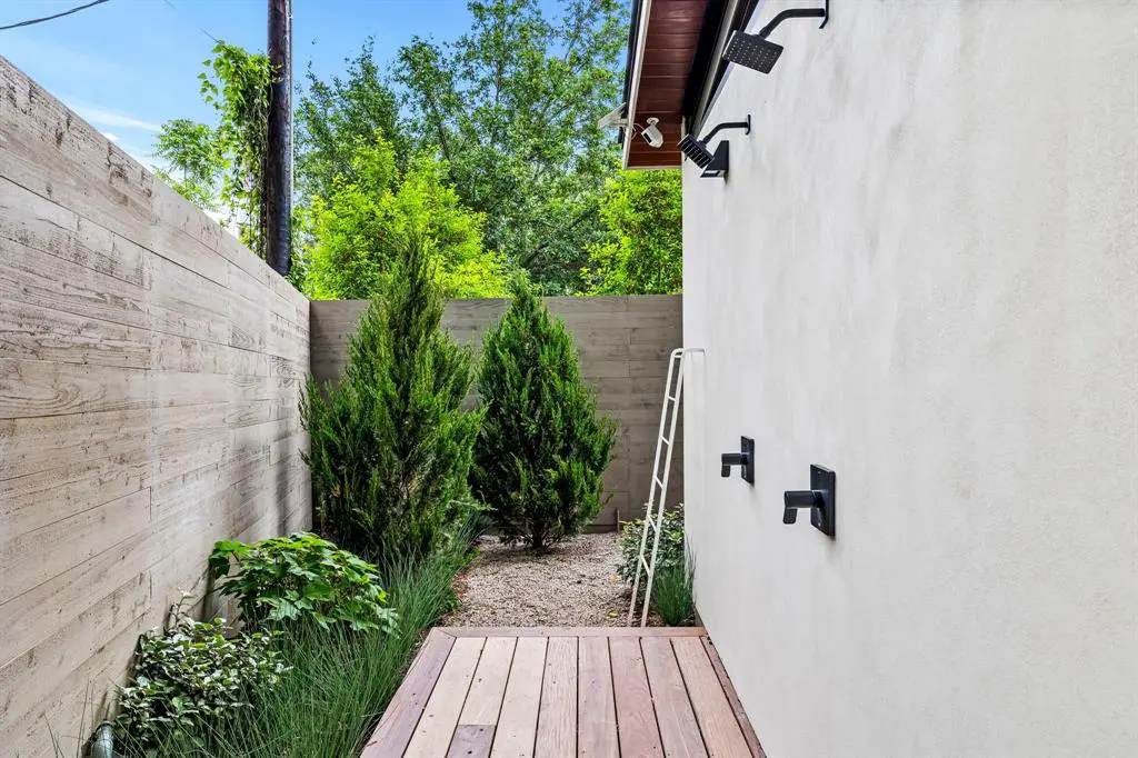 Minimalist outdoor showers still feel private. 