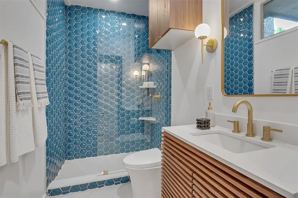 A primary bathroom.