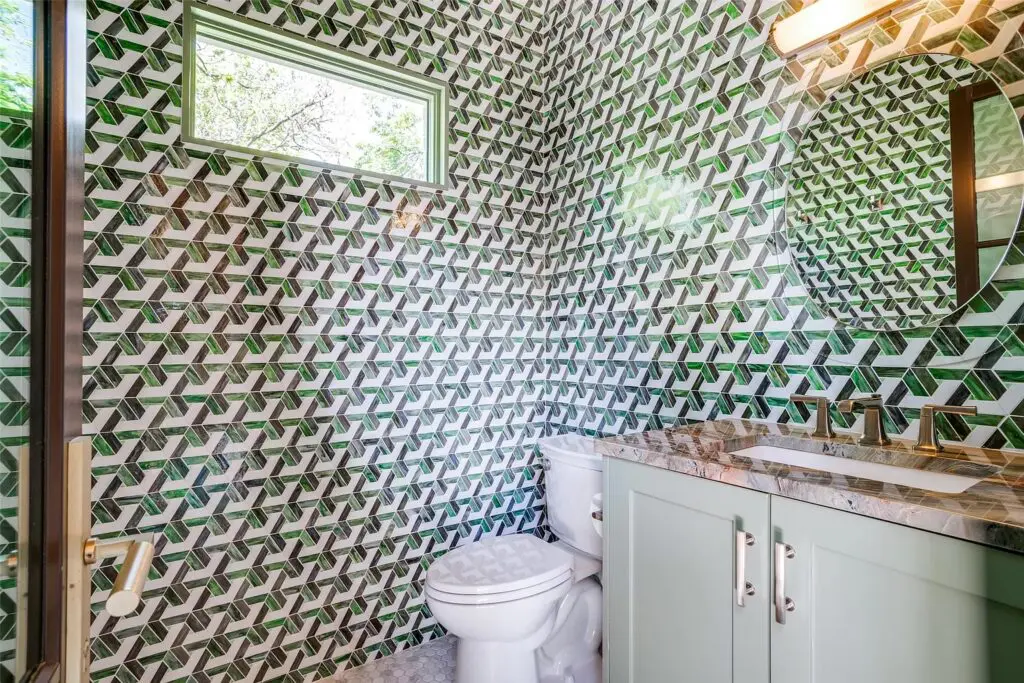 Another eye-catching bathroom.