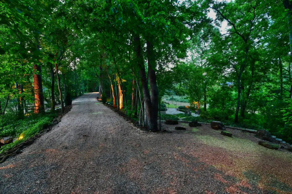The gravel drive leading to the main house at 107 Timberwilde Lane (Photo by Berlyn Media for Martha Turner Sotheby’s International Realty)