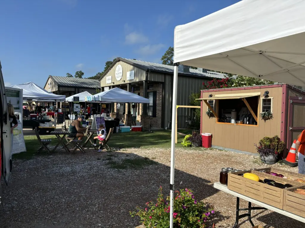 Vendors with fresh farm produce keep the Tamina farmers market hopping every Saturday near 1488. The market also has fresh coffee available. (Photo by Laura Landsbaum)