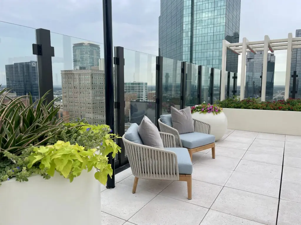 Seating vignettes on the 24th floor pool deck. (Photo by Courtney Dabney)