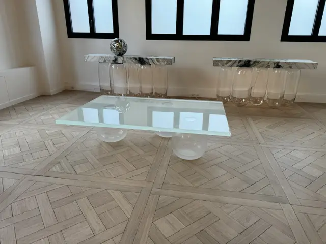 A work of magic and engineering: glass bowls hold up a slab of marble to create a stylish table. (Photo by Donatella Benckenstein)