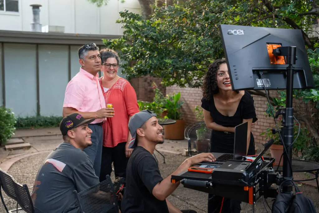 Photographers from Studio D-18, Max Hummels and Darío De León, show portraits to Miguel & Zuleika Vargas, Briana Vargas. (Photo by Alan Nguyen) 