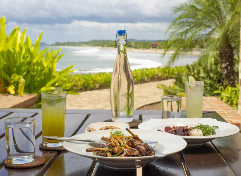 The resort's signature restaurant La Finca y El Mar is a fine dining experience with Central American cuisine. 
