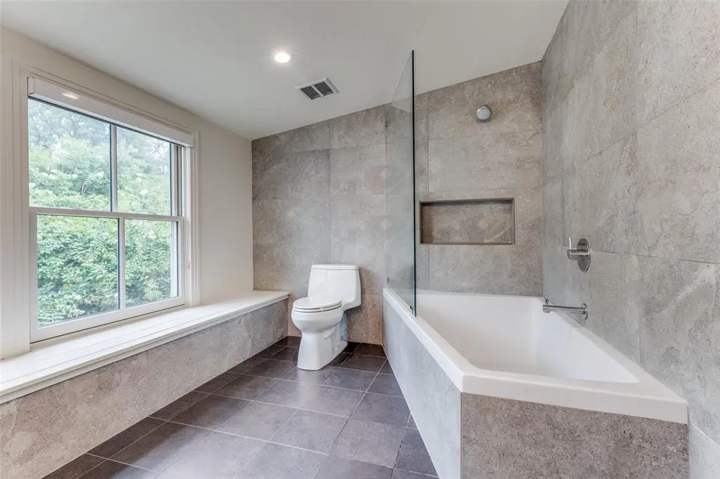 The primary suite's serene bathroom. (Photo by Micalizzi Real Estate)