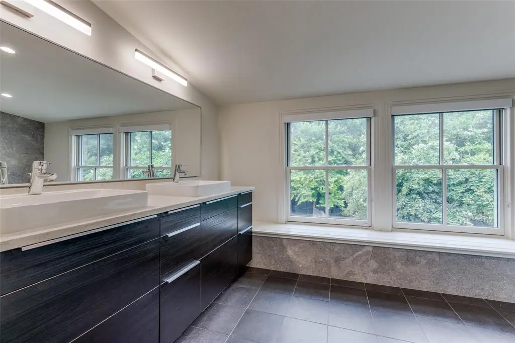 The primary suite's serene bathroom. (Photo by Micalizzi Real Estate)