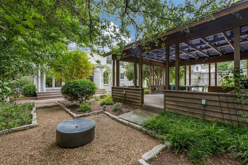 Decorative courtyards offer ample room for entertaining. (Photo by Micalizzi Real Estate)