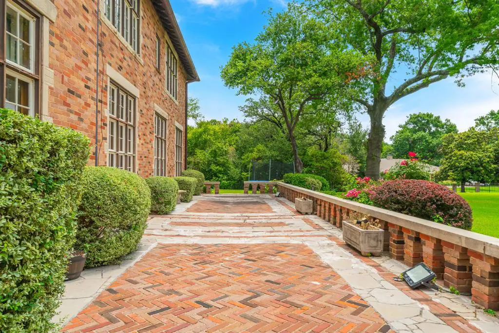 Colorful brickwork is one of the tenets of Elizabethan architecture. 