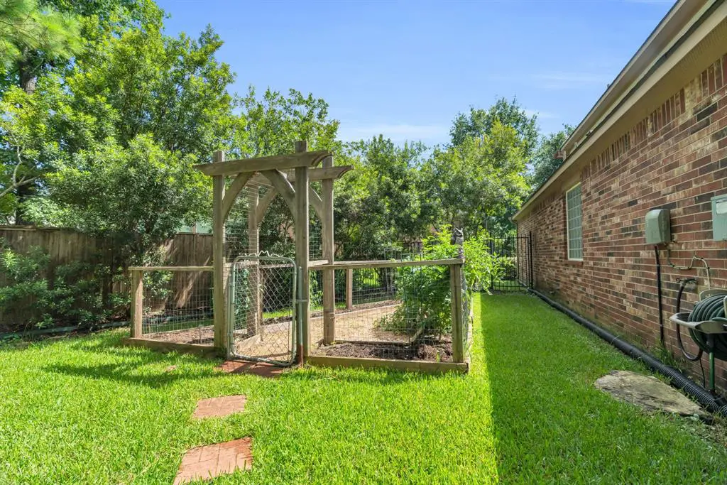 Perfect for keen gardeners, grow your own produce inside your very own custom-built vegetable patch. 