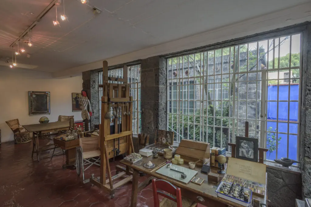 The artist’s studio with an easel gifted by Nelson Rockefeller (Photo by Bob Schalkwijk)