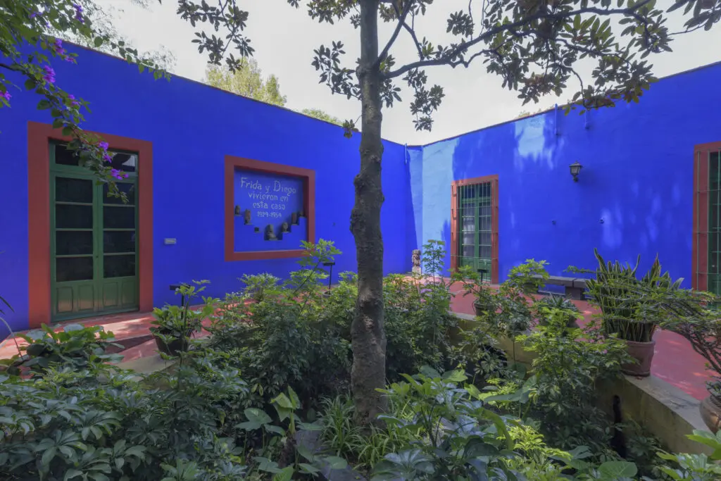 The courtyard of Casa Azul (Photo by Bob Schalkwijk)