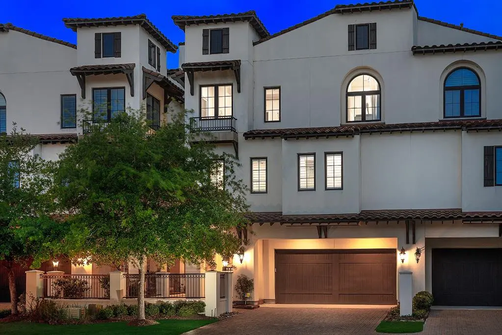 42 Lakeside Cove is a three-story townhome situated close to the Village of Grogan's Mill. 