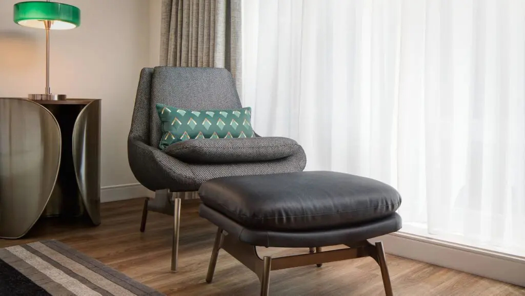 Rooms with peg-leg furnishings provide a cozy ambience to relax.