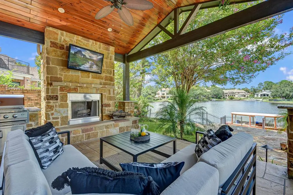 At 27 Pleasure Cove, the backyard has direct access to Lake Woodlands and your own boat dock.
