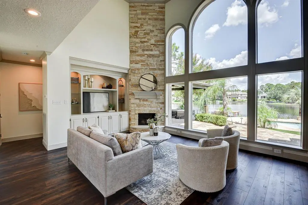 Enjoy views of the lake from several parts of the home, with tall ceilings and plentiful natural light throughout. 