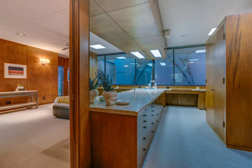 The primary suite's bathroom.