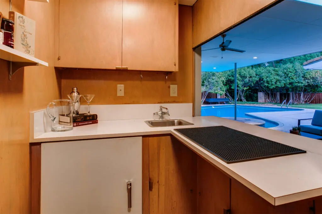 An aptly placed wet bar by the pool.
