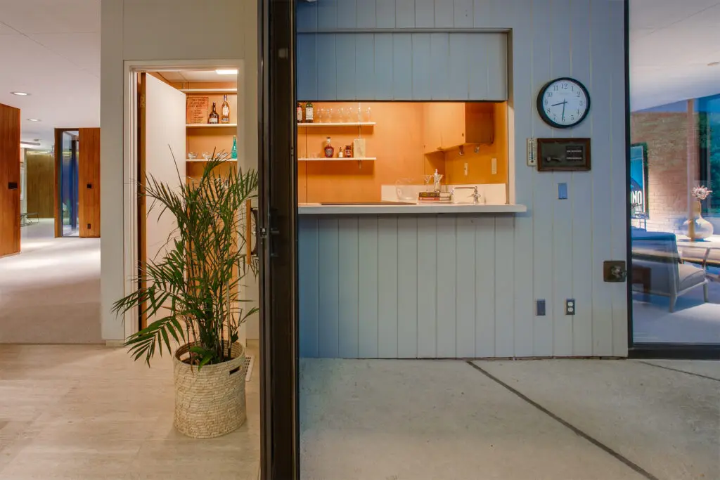 An aptly placed wet bar by the pool.
