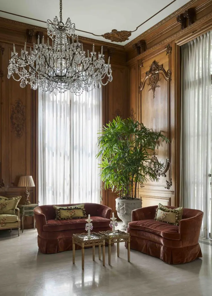 In Fort Worth's Young Estate, a corner of the massive Oak Room, with original 18th-century French paneling and molding salvaged from Rose Terrace in the 1970s. Chandelier and furniture added by subsequent owners. In the future, the room will undergo a gentle refresh by Dunbar Road. (Photo by Pär Bengtsson)