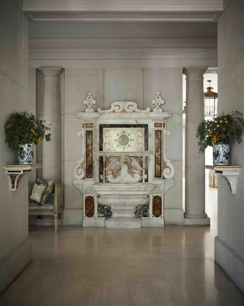 A rare, centuries-old Roman fountain in the foyer of the Young Estate. (Photo by Pär Bengtsson)
