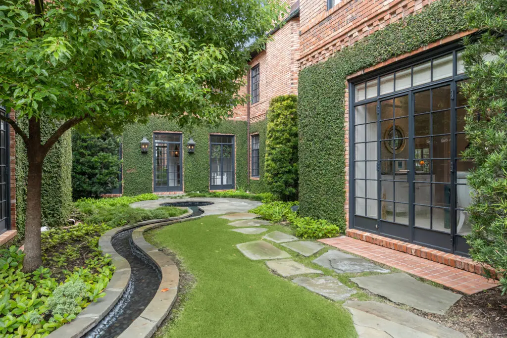 2110 River Oaks Boulevard (Photo by TK Images/Compass)