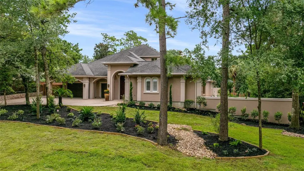 74 Batesbrooke Ct is part of the Heritage Hill Community in the village of Indian Springs. 