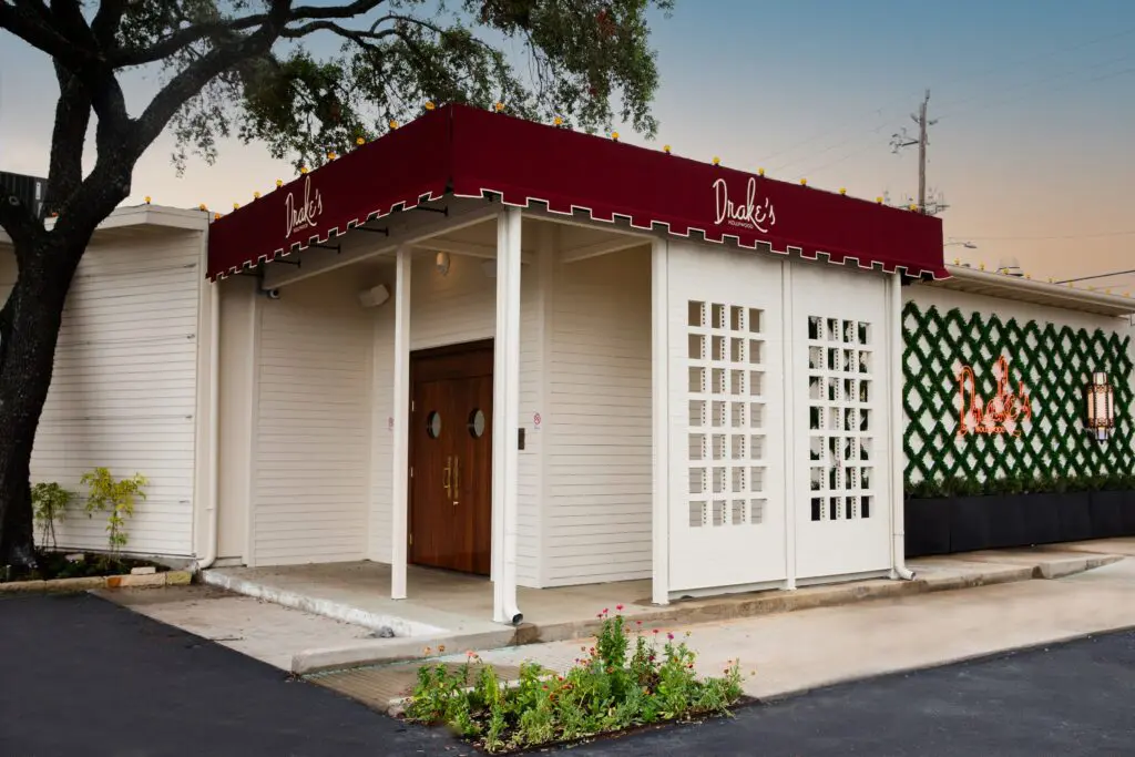 The third outpost of Drake’s Hollywood (after the Dallas and West Hollywood locales) is in the former stead of steakhouse Georgia James. Pond purchased the Montrose area building and, during the last couple of years, has completely refashioned it inside and out. (Photo by Becca Wright)