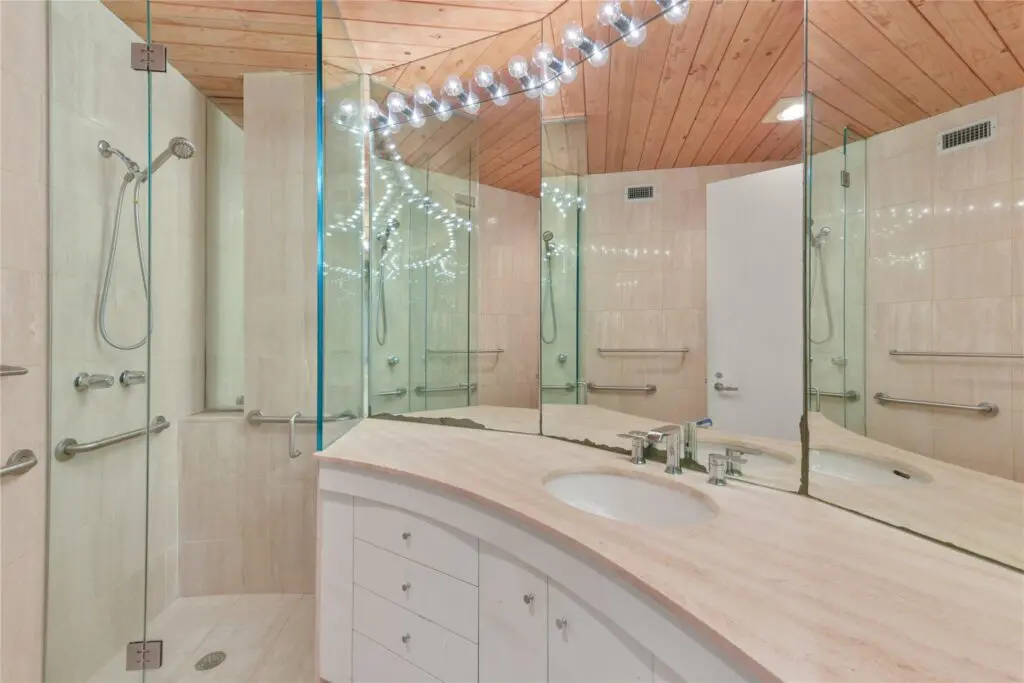 The primary bath in the Victor A. Lundy home at 701 Mulberry Lane in Bellaire. (Photo by  Pro House Photos for Martha Turner Sotheby’s International Realty)